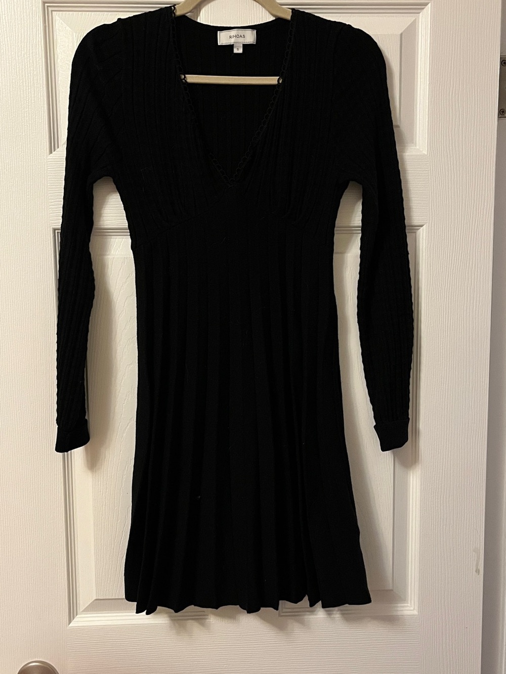 RIHOAS Black Long-Sleeve Ribbed V-Neck Dress